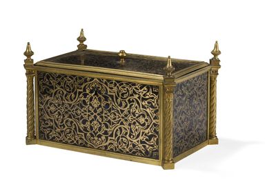 une boîte dorée et noire posée sur une surface blanche