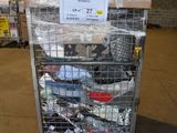 un chariot contenant beaucoup d'articles dans un entrepôt
