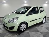 une photo d'une petite voiture verte garée dans un garage