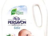 gros plan d'une bouteille de liquide sur fond blanc