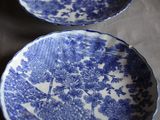 deux assiettes bleues et blanches posées sur une table