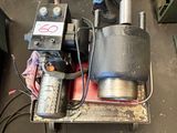 une machine posée sur une table