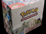 une boîte de cartes Pokémon exposée sur un fond noir