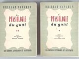 deux livres posés l'un à côté de l'autre sur une table