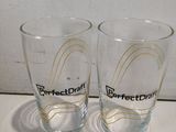 deux verres posés sur une table