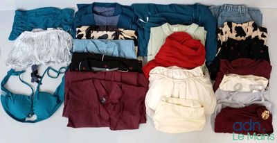 de nombreux types de vêtements différents disposés sur une table