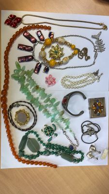 de nombreux colliers et bracelets différents disposés sur une table