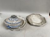 paire d'assiettes anciennes bleues et blanches avec couvercles