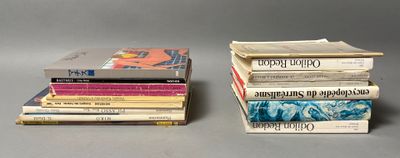 plusieurs livres sont empilés sur une table