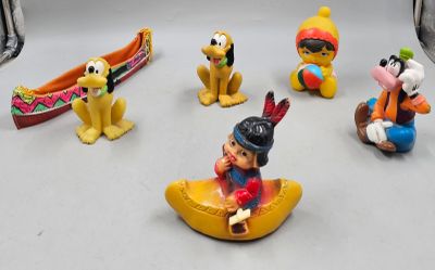 56 / C1 / Lot de figurines dont trois Pluto, le pouet-…