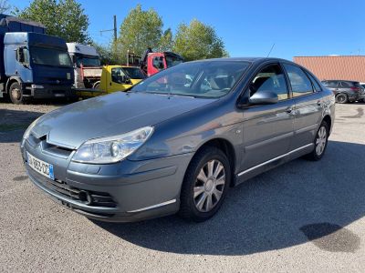 La voiture est garée sur le parking à côté du camion.