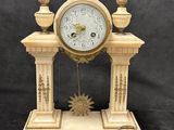 une horloge posée sur une table