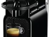 gros plan d'une machine à café avec une tasse de café