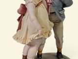 une figurine représentant un garçon et une fille en train de s'embrasser