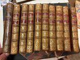 plusieurs vieux livres sont empilés sur une table