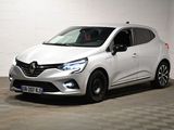 la voiture blanche est garée dans un garage dont le sol est recouvert de carreaux