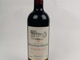 une bouteille de vin rouge sur fond blanc