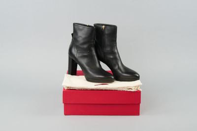 VALENTINO. Paire de bottines à talon en cuir lisse noir, pet…