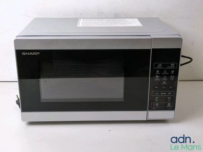 une photo d'un four à micro-ondes posé sur une table