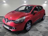 la voiture rouge est garée dans le garage sur un sol en damier