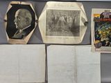 Plusieurs photos anciennes d'hommes et de femmes sont exposées dans une vitrine.