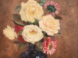une peinture de fleurs dans un vase bleu sur une table