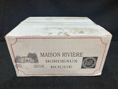 un gros plan sur une boîte de vin posée sur une table