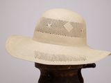 chapeau de paille beige sur une tête de mannequin, sur fond blanc