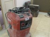 une machine rouge qui se trouve au milieu d'une pièce