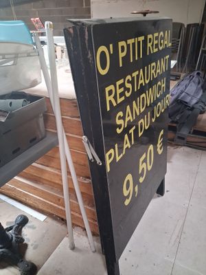 une enseigne indiquant « Optitt Regala » : restaurant et sandwicherie