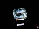 gros plan d'un diamant sur une surface noire