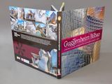 un livre sur la couverture duquel figure l'image d'un bâtiment