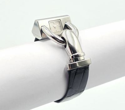 une montre attachée à un anneau sur une serviette