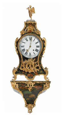 une horloge accrochée au mur sur laquelle est représenté un oiseau