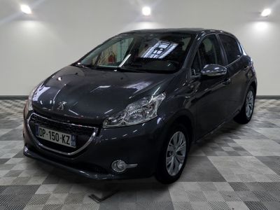 la photo d'une voiture noire garée dans un garage