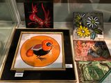 une vitrine sur laquelle est représenté un oiseau