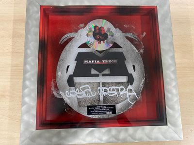 photo encadrée d'un CD dans un cadre rouge, avec un logo en noir et blanc