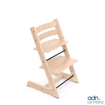La chaise haute est en bois et dispose d'un siège en bois.