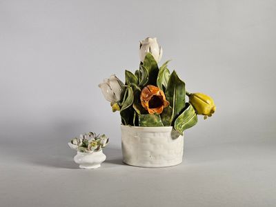 Trompe l'œil pot fleuri en céramique émaillée polychrome (manques). H  - Photo 1