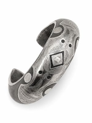 gros plan d'un bracelet en argent sur fond blanc