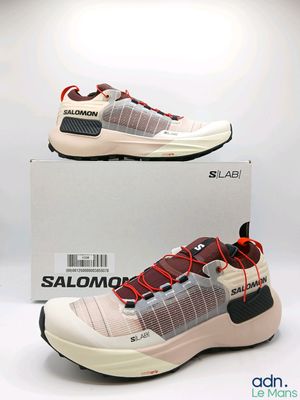 une paire de chaussures posée sur une boîte