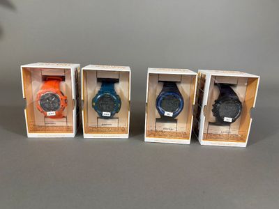 trois montres sont exposées dans une vitrine posée sur une surface grise