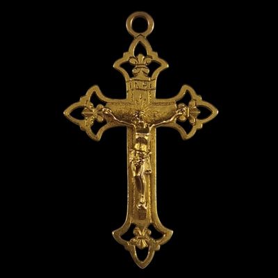 un gros plan d'une croix sur fond noir
