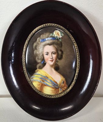 a picture of a picture of a woman in a yellow dress