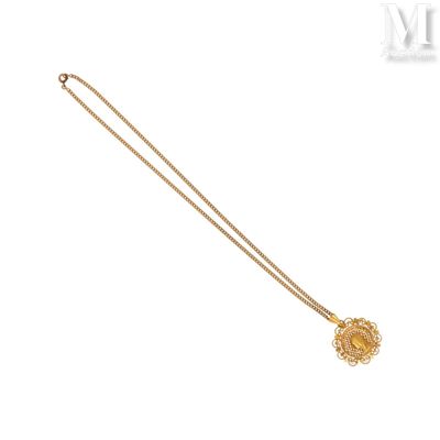 gros plan d'un collier sur fond blanc