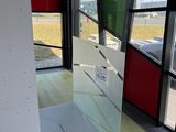 une photo d'une cabine de douche en verre dans un immeuble