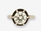une vieille bague sertie d'un diamant taillé, en or blanc 18 carats