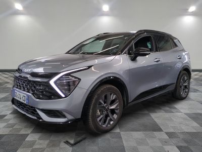 un SUV argenté garé dans une pièce au sol en damier