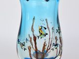 un vase en verre orné d'une scène représentant des poissons