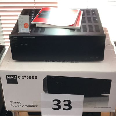 un boîtier noir et blanc sur lequel est posée une télécommande
